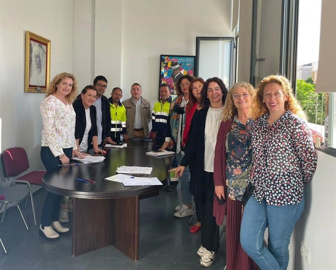 Mesa de negociación donde los sindicatos y el gobierno municipal de La Algaba han acordado la estabilización de más de 80 puestos de trabajo.