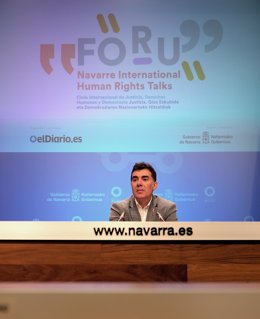 El consejero de Políticas Migratorias y Justicia, Eduardo Santos, presenta el Ciclo Internacional de Justicia, Derechos Humanos y Democracia del Gobierno de Navarra.