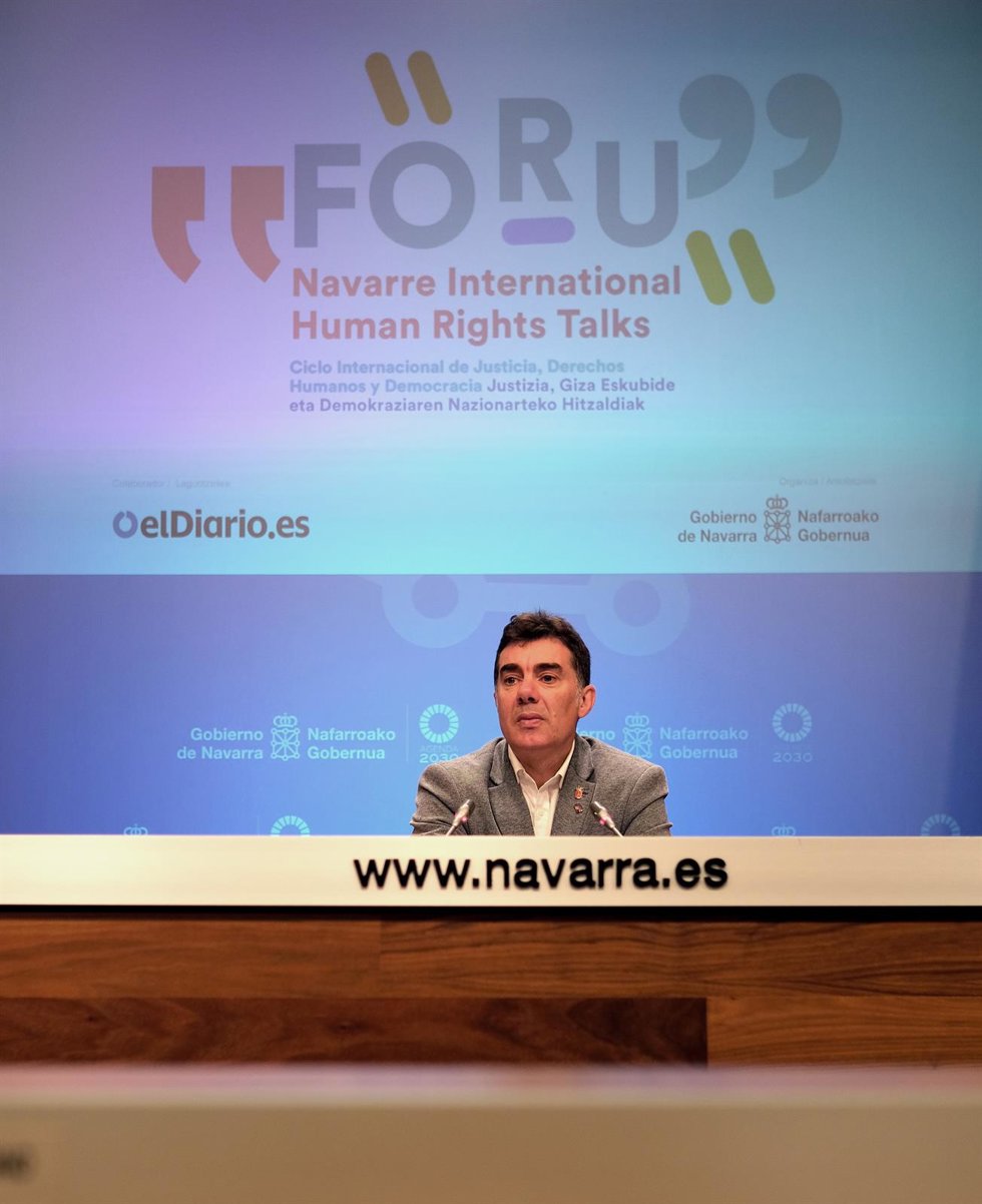 El consejero de Políticas Migratorias y Justicia, Eduardo Santos, presenta el Ciclo Internacional de Justicia, Derechos Humanos y Democracia del Gobierno de Navarra.
