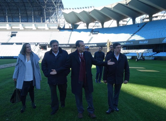 El alcalde de Vigo, Abel Caballero, con varios concejales, en el césped del estadio municipal Abanca Balaídos.