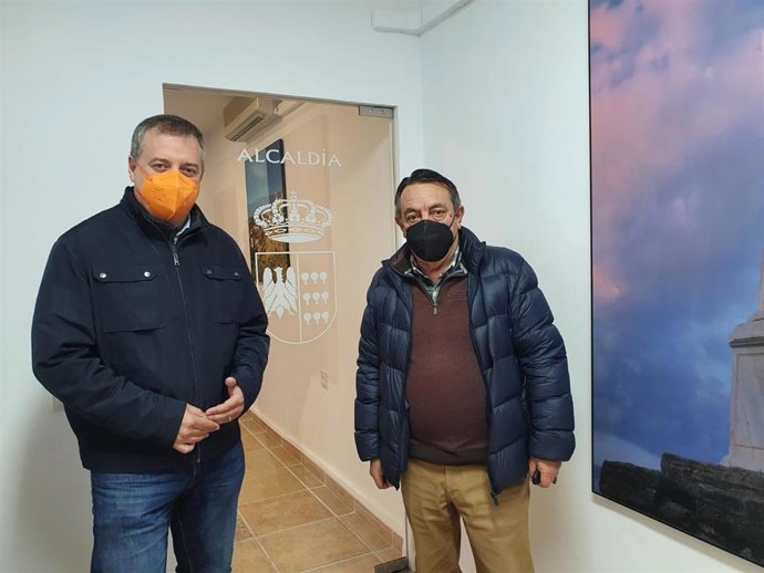 El delegado de Administración Local visita al alcalde de Lúcar (Almería).