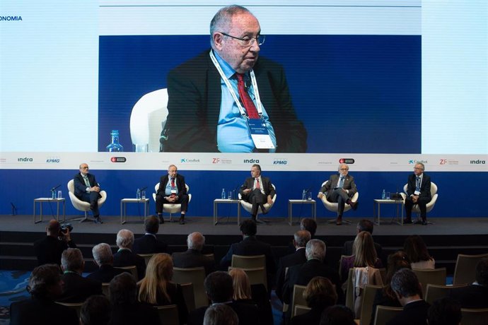 El presidente del Círculo de Empresarios, Manuel Pérez-Sala, y el presidente del Círculo de Empresarios Vascos, José Galíndez Zubíria,  en la en la sesión 'Retos de la economía española' de la XXXVII Reunió Cercle d'Economia.