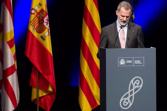 El rey Felipe VI durante su intervención en la entrega de los Premios Nacionales de Investigación 2021, que se celebran en el Auditori Forum del Centre de Convencions Internacional de Barcelona (CCIB), a jueves 5 de mayo de 2022.