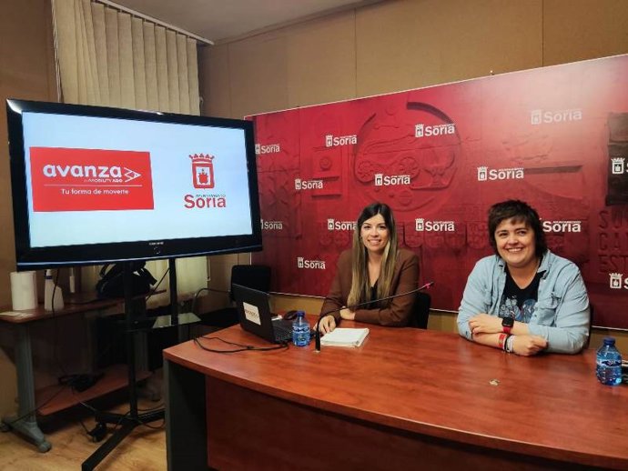 Sandra Sanz (izda) y Ana Alegre explican la nueva herramienta para llevar la tarjeta del autobús urbano en la aplicación