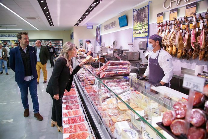 La alcaldesa de Toledo, Milagros Tolón, y el director general de La Despensa Supermercados, Juan Antonio Gómez, en la inauguración del supermercado de La Despensa en el barrio de La Legua
