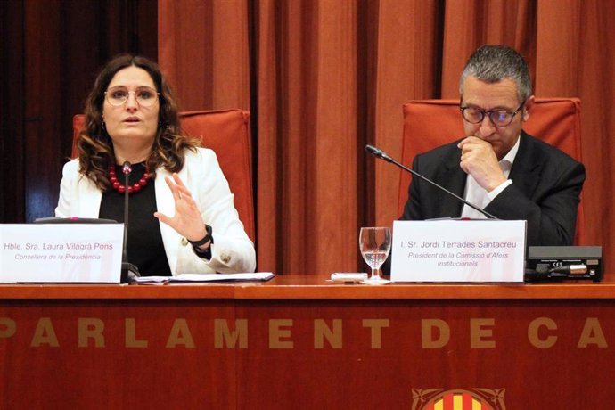 La consellera Laura Vilagr en la Comisión de Asuntos Institucionales del Parlament, con su presidente, Jordi Terrades.