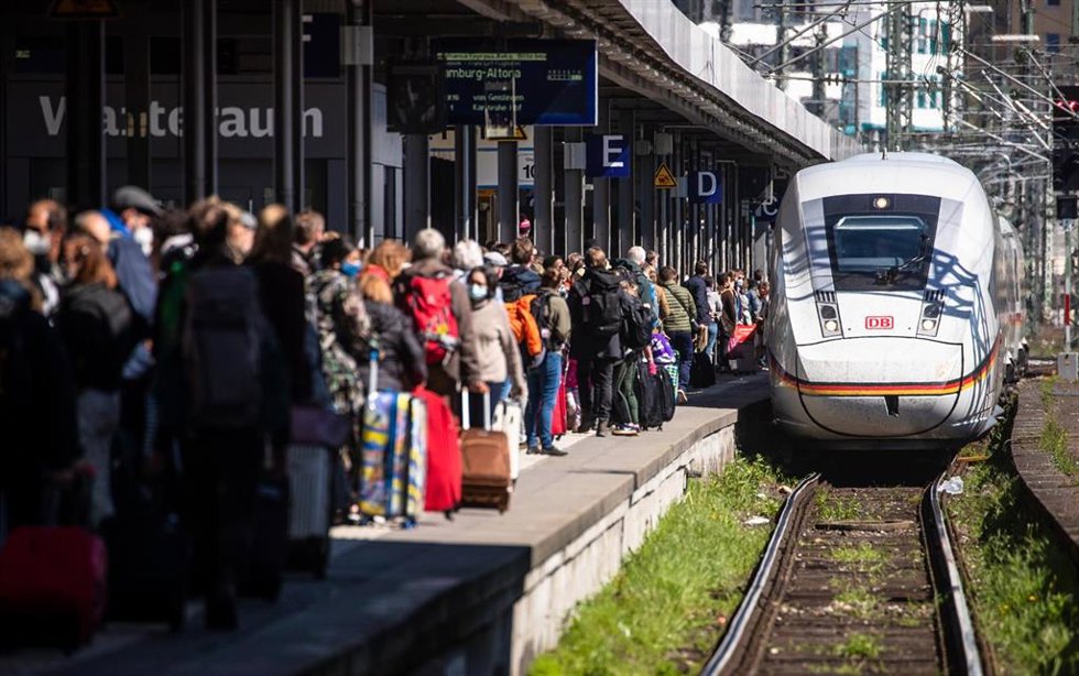Un tren de Deutsche Bahn en una estación alemana