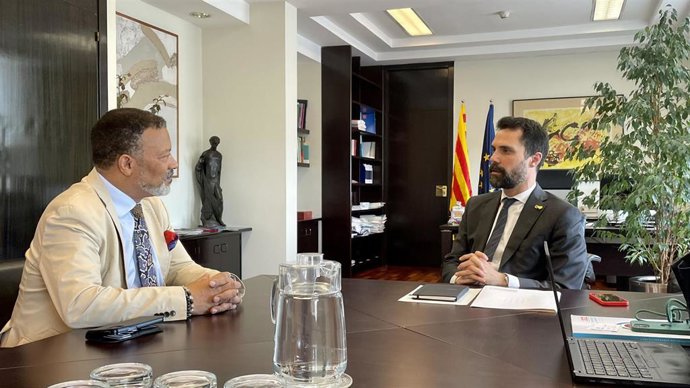 El director ejecutivo de ISE, Michael Blackman, y el conseller de Empresa y Trabajo, Roger Torrent, en una reunión este jueves
