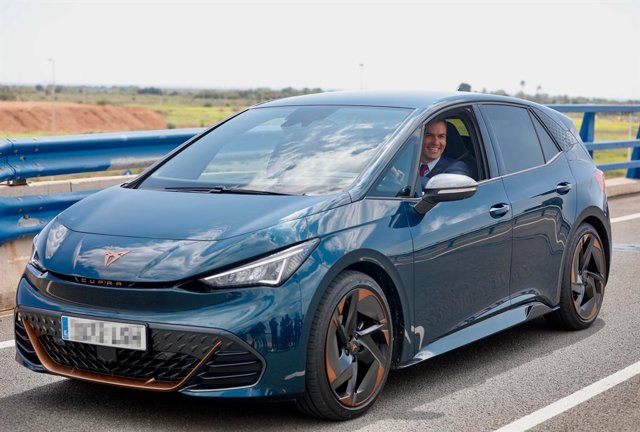 El presidente del Gobierno, Pedro Sánchez, conduce un coche durante la presentación del proyecto de gigafactoría de baterías de Volkswagen en Sagunto (Valencia)