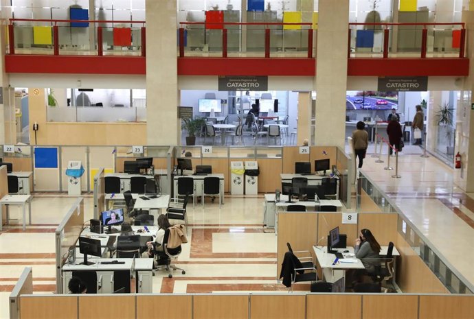 Varios empleados trabajan en una oficina de la Agencia Tributaria un día antes de que dé comienzo el inicio por internet de la Campaña de la Renta 2021.