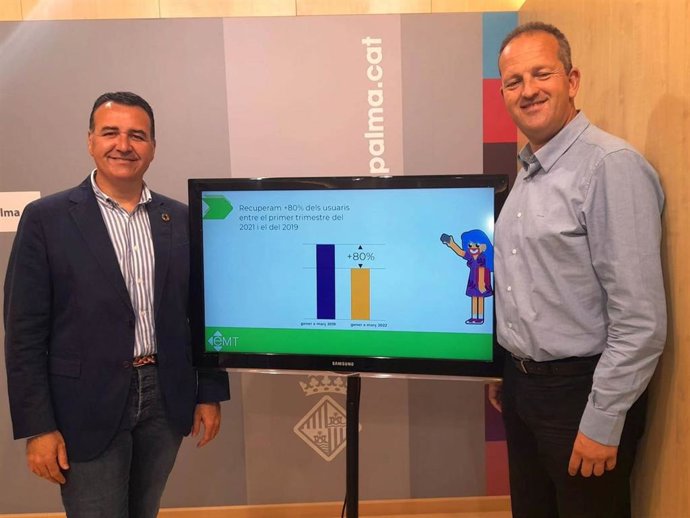Archivo - El teniente de alcalde de Movilidad Sostenible, Francesc Dalmau, junto con el gerente de la EMT Palma, Mateu Marcús.