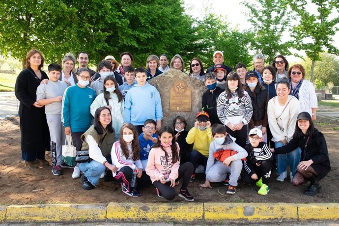 La directora de Turismo de Galicia, Nava Castro, acompañada de la comisaria del Xacobeo, Cecilia Pereira, inauguran una placa para promover los Derechos Humanos por parte de la Fundación International Solidarity For Human Rights