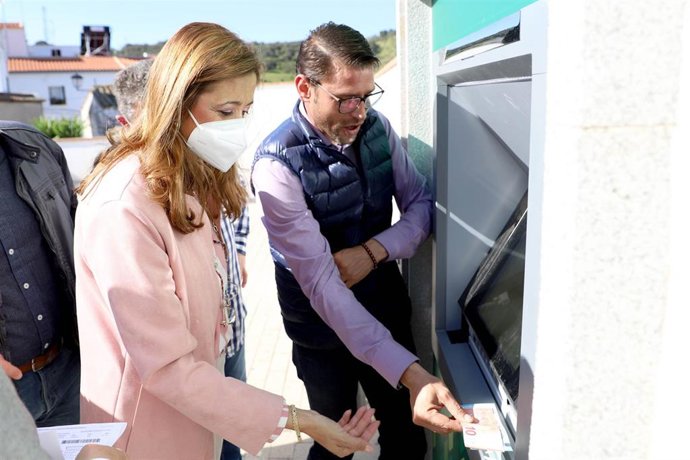 La delegada de Hacienda y Gobierno Interior de la Diputación de Córdoba, Felisa Cañete, prueba el nuevo cajero multifunción instalado en Obejo.