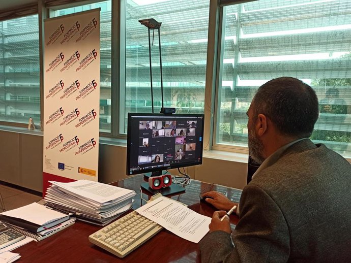 Imagen de la reunión mantenida por Educación con los orientadores de los institutos de Baleares para informales del proceso de admisión a la FP.