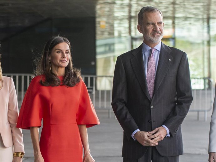 Los Reyes, a su llegada a la entrega de los Premios Nacionales de Investigación 2021 en Barcelona