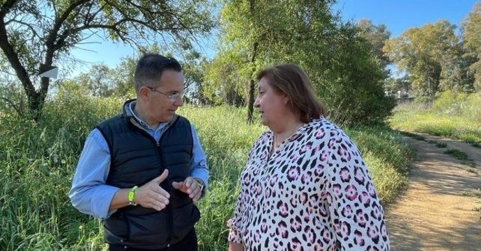 El secretario de Medio Ambiente y Política Forestal de la Ejecutiva socialista en Huelva, Miguel Ángel Curiel, en una visita realizada a Niebla, junto a la alcaldesa de la localidad, Laura Pichardo.