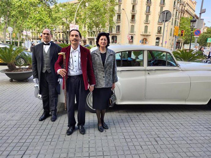 Del actor y director de cine Joan Frank Charansonnet junto a la actriz Montse Alcoverro caracterizados de Salvador y Gala Dalí en el acto de celebración de fin de rodaje de la película 'El caso Ángelus. La fascinación de Dalí'