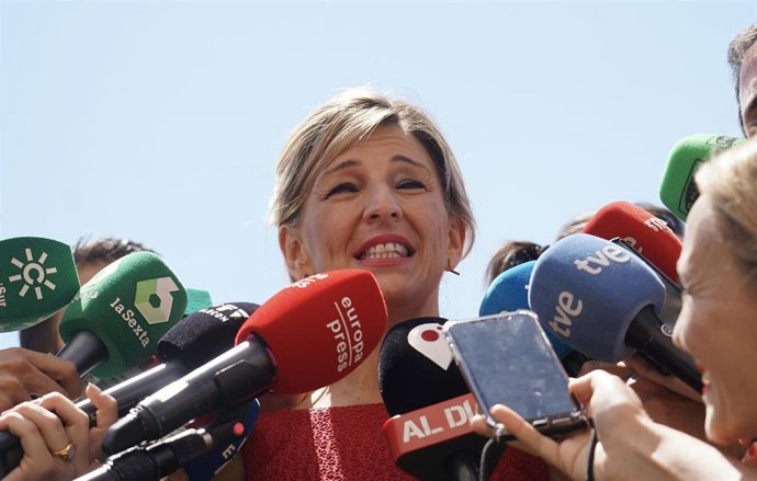 La vicepresidenta segunda del Gobierno, Yolanda Díaz, atiende a los medios en la Feria de Sevilla.