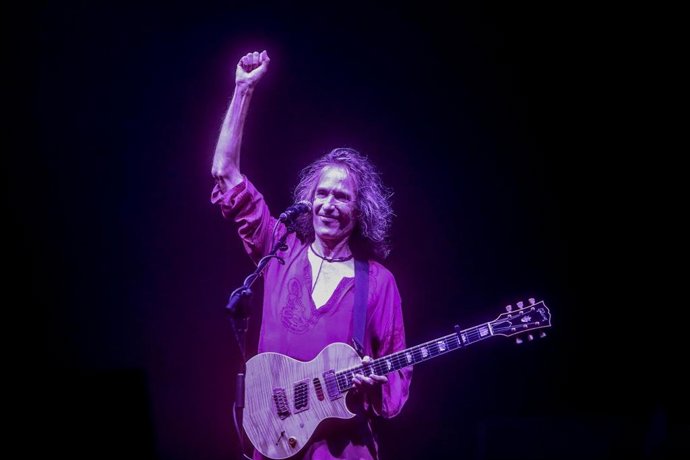 Archivo - El cantante Robe Iniesta, durante un concierto en el Wizink Center, a 20 de noviembre de 2021, en Madrid (España). Este concierto del exvocalista de Extremoduro se enmarca en su gira Mayéutica. Con este nuevo tour, el músico compina temas de