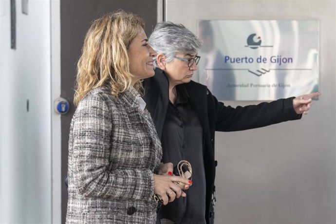 La ministra de Transportes, Movilidad y Agenda Urbana, Raquel Sánchez Jiménez, y la alcaldesa de Gijón, Ana González .