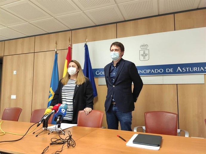 La consejera de Educación, Lydia Espina, junto al director general de Ordenación, Evaluación y Equidad Educativa, David Artime, en rueda de prensa.