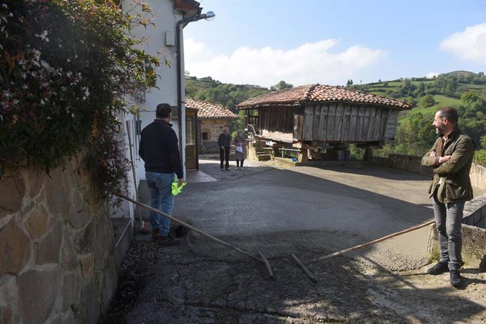 Camino pavimentado en Siero