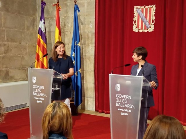 La presidenta del Govern, Francina Armengol, y la ministra de Política Territorial, Isabel Rodríguez.