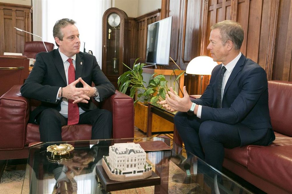 El presidente de la Junta, Marcelino Marcos, junto al presidente del Senado, Ander Gil, en el parlamento autonómico. Foto: Nacho Vela.