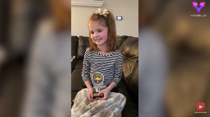 Así celebró una niña que había logrado un premio en el colegio