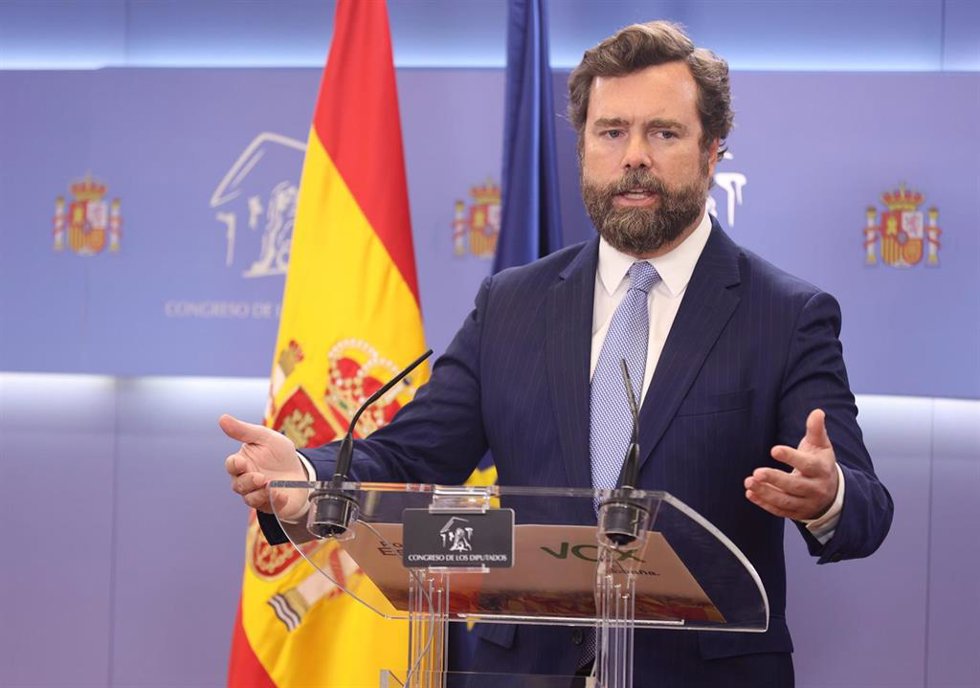El portavoz parlamentario de Vox, Iván Espinosa de los Monteros, en una rueda de prensa 