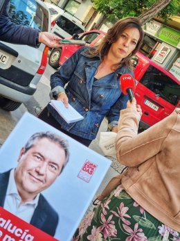 Isabel Ambrosio (PSOE-A), en el barrio cordobés de Valdeolleros.