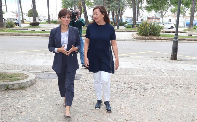 La presidenta del Govern, Francina Armengol, se reúne con la ministra de Política Territorial y portavoz del Gobierno de España, Isabel Rodríguez García (d), en el Consolat de Mar, a 5 de mayo de 2022, en Palma de Mallorca, Baleares (España).