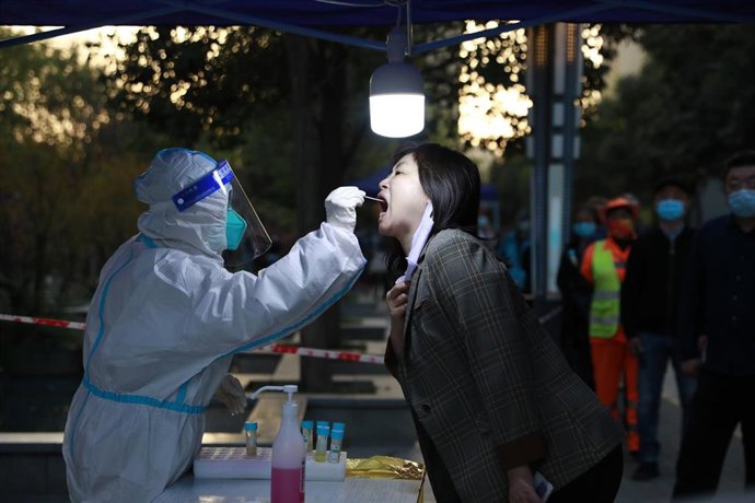 Imagen de archivo de una persona sometiéndose a un test de coronavirus en China.