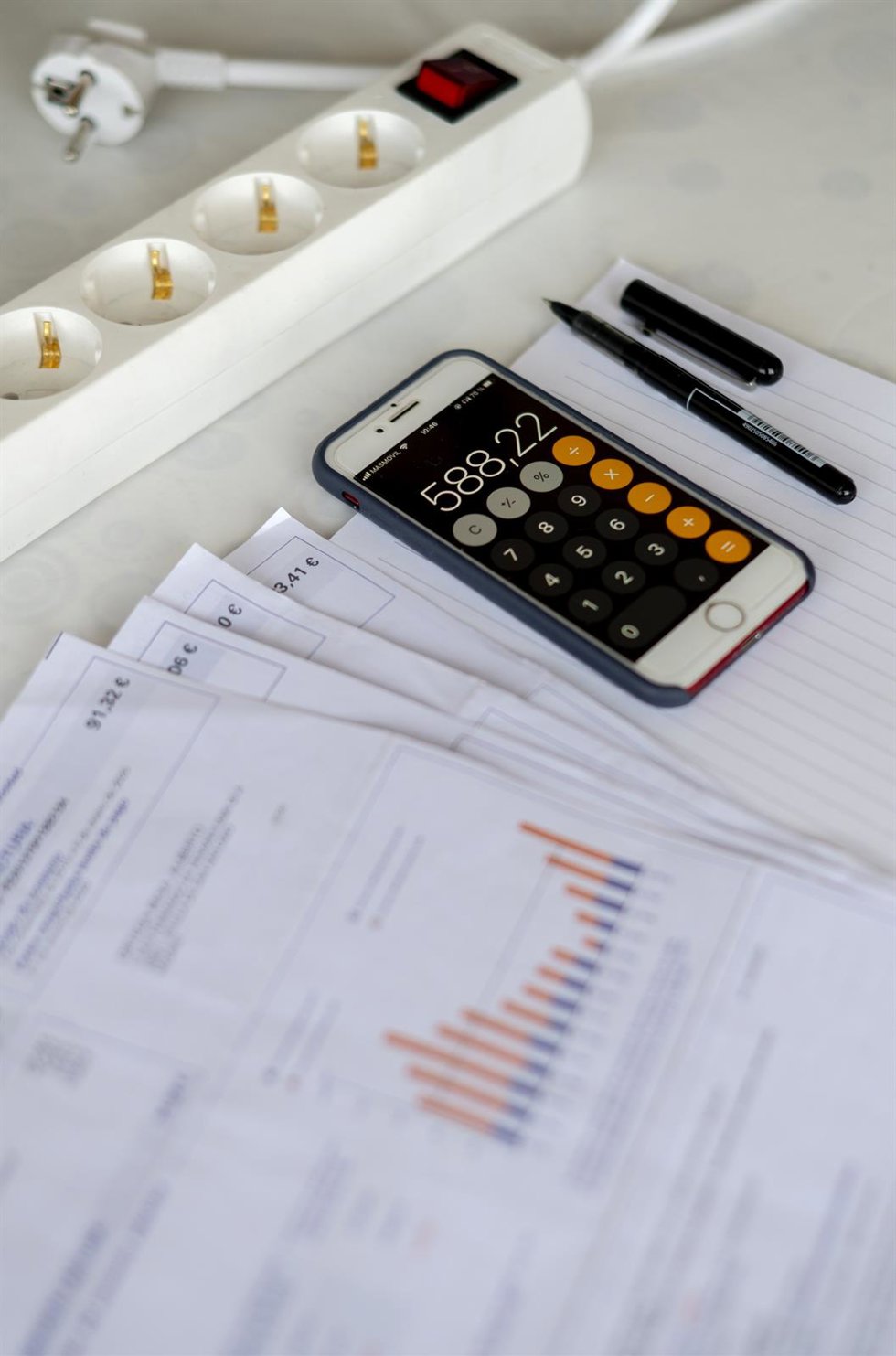 Archivo - Una calculadora, una factura de la luz y una largadera