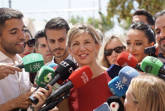 La vicepresidenta segunda del Gobierno, Yolanda Díaz, atiende a los medios en la Feria de Sevilla.
