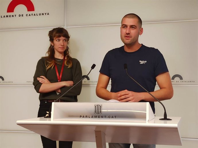 Los portavoces de la plataforma contra los Juegos Olímpicos de Invierno de 2030 StopJJOO Bernat Lavaquiol y Alidé Sans en rueda de prensa en el Parlament