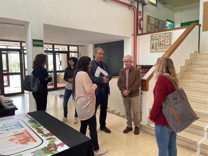 Archivo - El conseller de Educación y Formación Profesional, Martí March, visita el CEIP Reina Sofía en Felanitx.