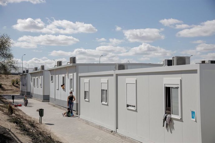 Archivo - Una mujer con varios niños en las instalaciones del Centro de Acogida Las Caracolas.