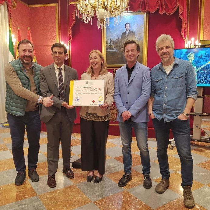 Entrega del cheque a Cruz Roja.