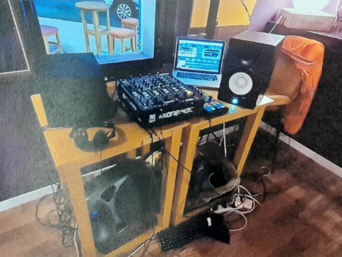 Imagen del aparato de música del local.