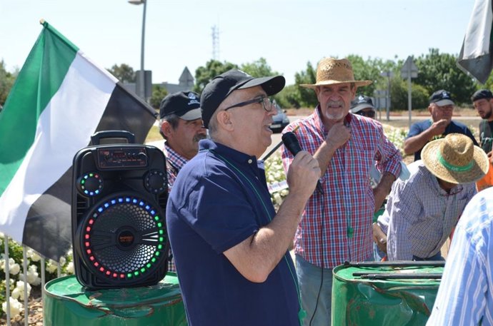 UPA-UCE protesta ante la Consejería de Agricultura