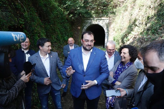 Adrián Barbón y Berta Piñán.