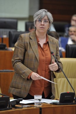 La consejera de Movilidad, Transporte y Vivienda de la Junta de Extremadura, Leire Iglesias, en el pleno de la Asamblea
