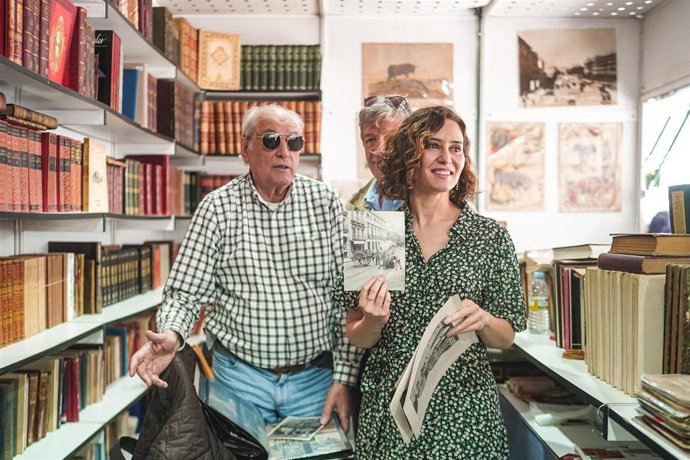 La presidenta de la Comunidad de Madrid, Isabel Díaz Ayuso, visita la 44 edición de la Feria del Libro Antiguo de Madrid