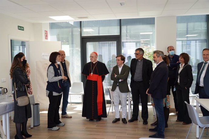 El alcalde de Madrid, José Luis Martínez-Almeida, junto al cardenal de la Archidiócesis de Madrid, Carlos Osoro,  visitan el centro municipal Beatriz Galindo para mujeres sin hogar víctimas de violencia de género
