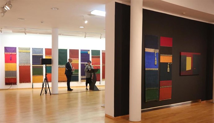 La artista malagueña Verónica Romero ofrece una exposición con dos series sobre los sentimientos de soledad y felicidad en el MVA