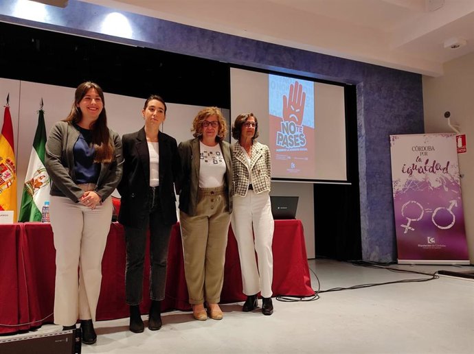 Autoridades en la inauguración de la jornada para la prevención de agresiones sexuales y violencia de género en la celebración de fiestas populares.