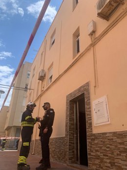 Bomberos y Policía Local intervienen en el edificio afectado en El Tagarete.