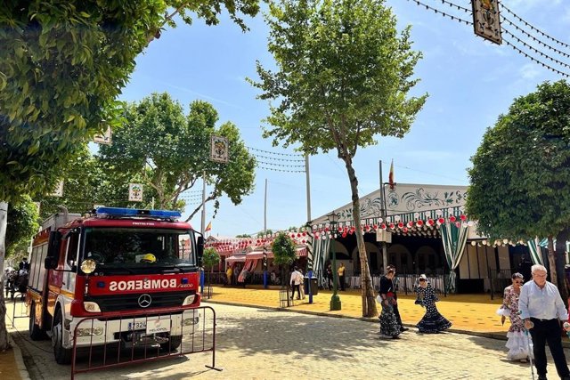 Bomberos en la Feria de Sevilla.