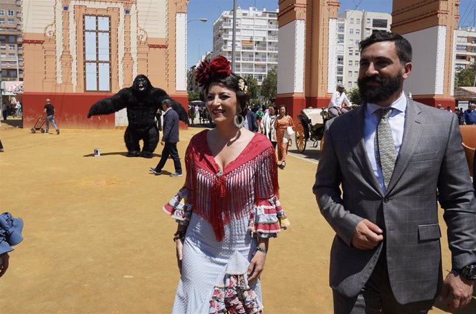 La candidata de Vox a las elecciones al Parlamento de Andalucía, Macarena Olona, este jueves en la Feria de Sevilla.